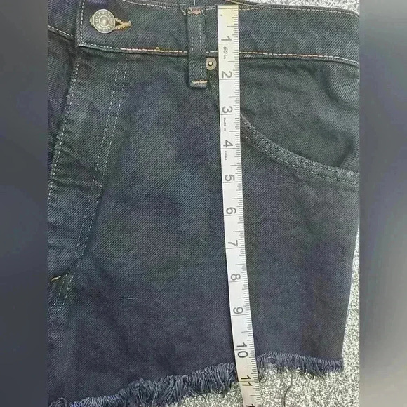 LEVI'S BLACK JEAN SHORTS - Picture 4 of 4
